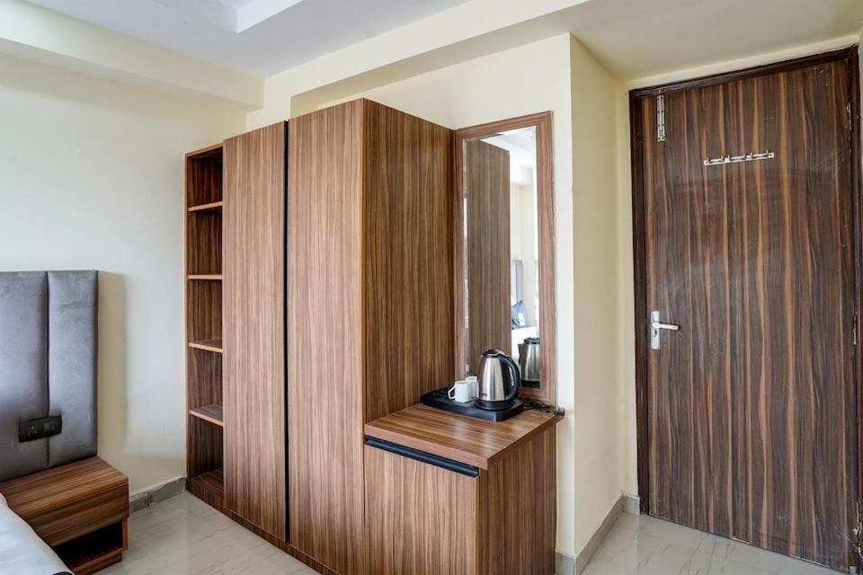 Dm 45 Near Huda City Centre Bed and Breakfast Gurgaon Eksteriør billede
